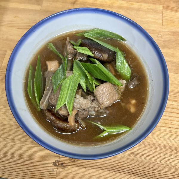 起鍋前加入酒煮約3分鐘，最後視個人口味調味（加鹽、糖、水等），要吃的時候灑上剩下一半的蒜苗即成。