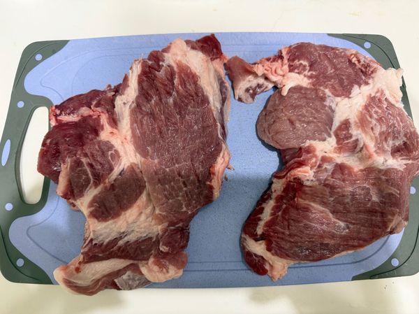 將梅花肉用刀背稍微拍鬆