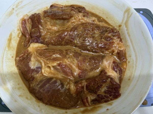 肉與醃料混合後，灑上玉米粉，醃製20分鐘