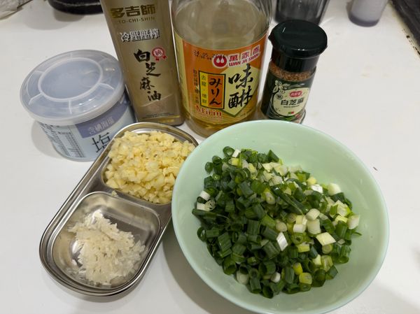 將蔥、薑絲、蒜頭切末