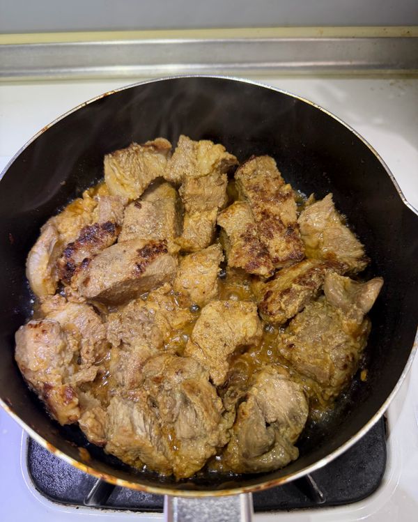 將8分熟的梅花肉剪成一塊一塊