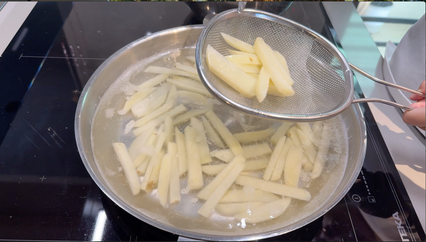 預煮處理： 準備一鍋熱水，將馬鈴薯下鍋煮至水滾後撈起。