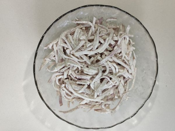 芋頭清洗後，去皮切絲