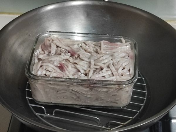 將芋絲移至滾水中，以中大火蒸40-50分