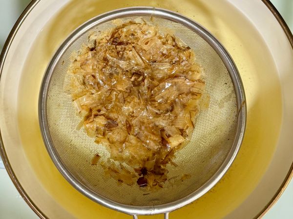 鍋中加入約1400-1500ml的水煮滾，關火放入柴魚片浸泡3-5分鐘，將柴魚片濾出留下清甜的柴魚高湯。