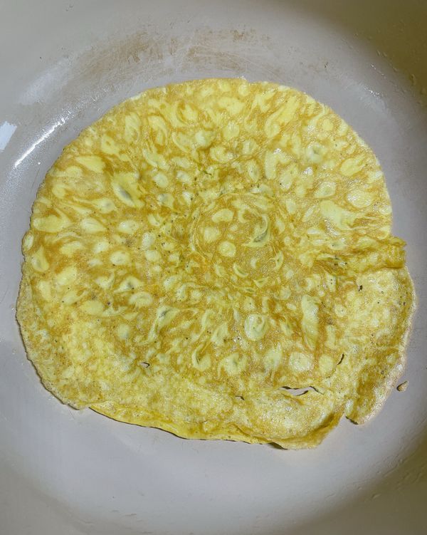 煎蛋皮可先加點鹽巴和鰹魚粉，再將它切條