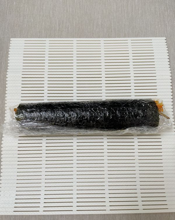 採取邊捲邊扣的狀態，每轉半圈都要確保，捏好捏緊，最後才不會鬆散唷