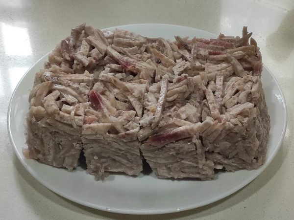 冷卻降溫後再切塊即可食用。