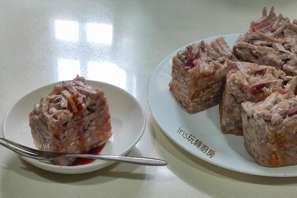 食用前可用平底鍋煎至兩面酥脆，然後淋上醬油膏，若不排斥大蒜味，可加一點蒜泥更加美味。