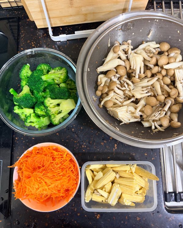 蔬菜洗淨、切好（我用冷凍花椰菜），平常不喜歡紅蘿蔔，但切絲加進去成品會很甜唷