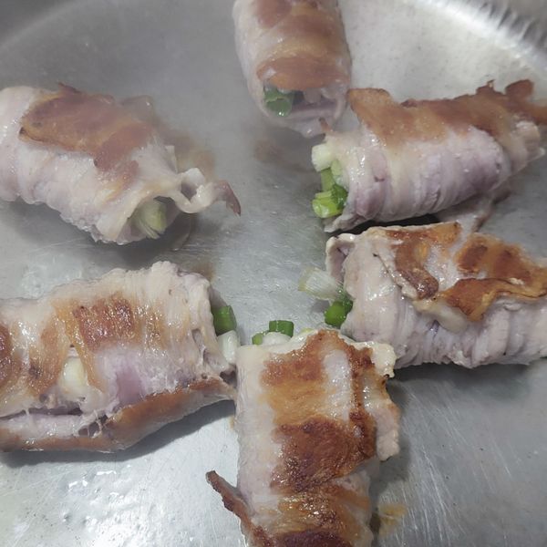 加熱鍋具，倒入食用油，將捲好的蔥肉捲放到鍋內煎至金黃色。