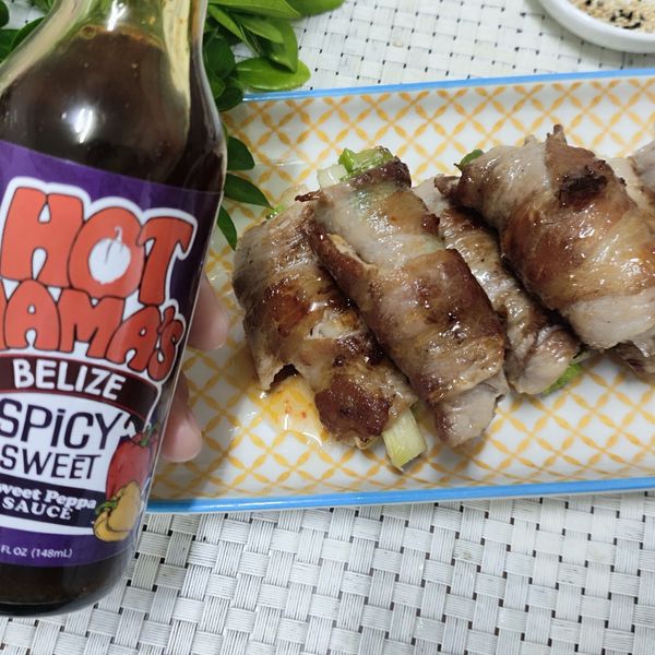 在蔥肉捲淋上Hot MAma's貝里斯辣醬酸甜口味醬汁，立馬完成調味。