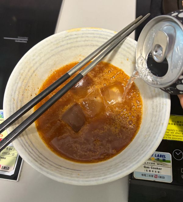 加入冰塊、氣泡水和麻油