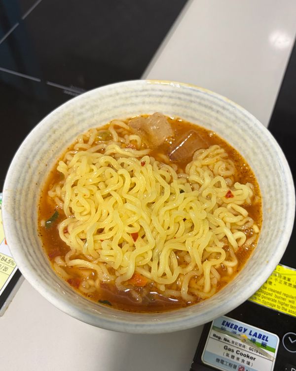把辛拉麵加入冷湯中