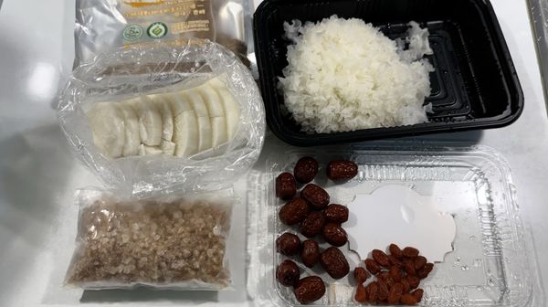 ①準備銀耳、紅棗、枸杞洗乾淨備用
②日本山藥切塊備用
