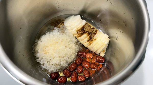 ③將洗乾淨的銀耳、紅棗、枸杞放入鍋中
④將切好的日本山藥放入鍋中與其他材料一起煮