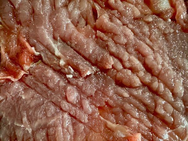 ●家常肉排可以用豬中里肌、梅花肉、腰內肉、二層肉，這些肉口感都很好，今天用腰內肉逆紋厚切，用剁刀刀背將肉排雙面綜橫交叉敲打斷筋這樣口感更軟嫩。