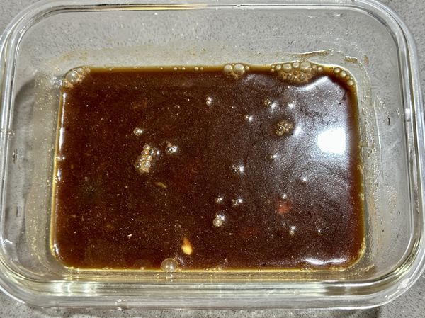 ●將豬肉排醃料除地瓜粉外放在密封盒裡攪拌均勻，用筷子夾肉排兩面沾滿醬汁，蓋上密封盒放冷藏靜置20分鐘。