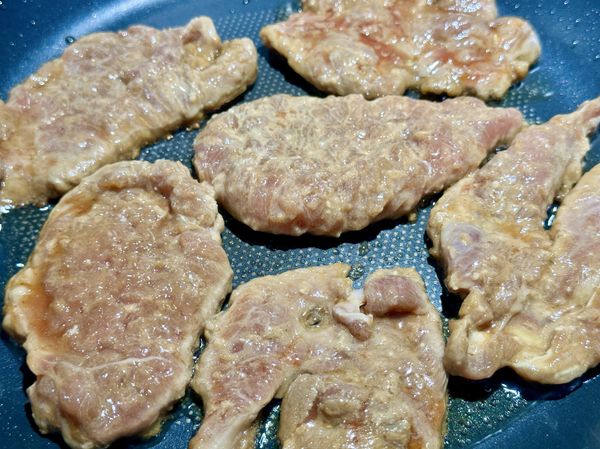 ●用煎蛋的原鍋原油小火，均勻擺好肉排，按下計時器蓋鍋煎5分鐘，小火蓋鍋煎易熟也不老。