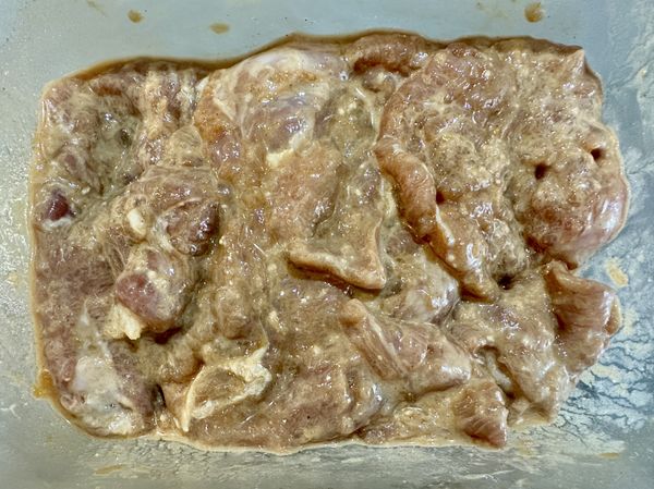 ●烹煮前把冰箱醃漬的肉排取出，撒上1大匙地瓜粉，可以分次撒讓地瓜粉跟肉排很能均勻，撒上裹粉後肉粉看不到白白的粉這樣煎的時候才不會掉粉。