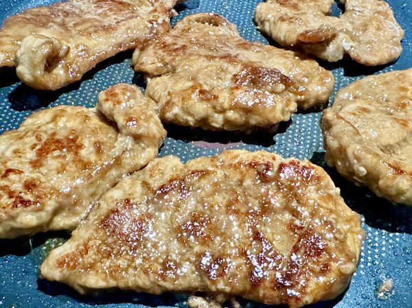 ●5分鐘到打開鍋蓋，有肉香醬香蒜香，用筷子從第一片肉排開始翻面，肉排翻面後蓋鍋再煎3分鐘。