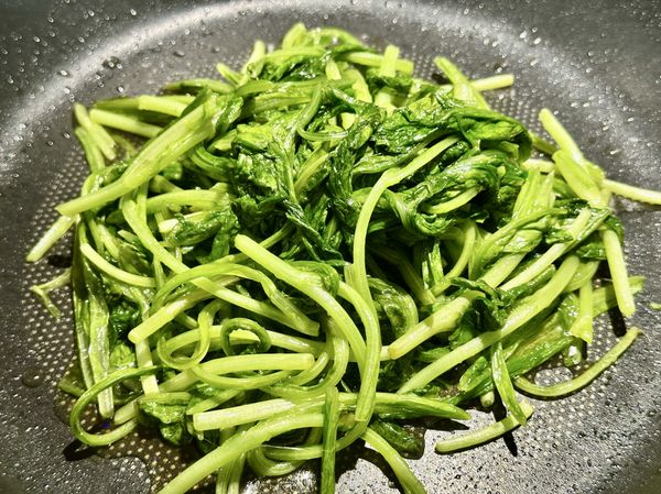 ●最後，再用鍋中煎豬排有鹹香滋味的油，放青菜(今天用水耕A菜)很細緻，入鍋後蓋鍋30秒，打開翻炒變深綠色就完成。