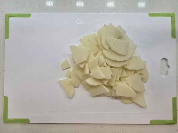 馬鈴薯切成薄片之後泡水5分鐘，預防變色。