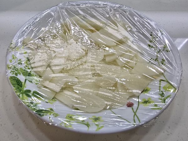 瀝乾水分後裝盤加水1大匙，用保鮮膜包起來。兩端打開一點點透氣。使用微波爐中溫蒸3分鐘。