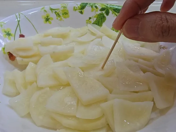 確認熟度後依蒸熟的狀態決定再加幾分鐘。
【注意】
微波爐加熱馬鈴薯時切記不要一次加熱太久，容易導致水分流失變乾。分段加熱並觀察狀態是最好的方法。