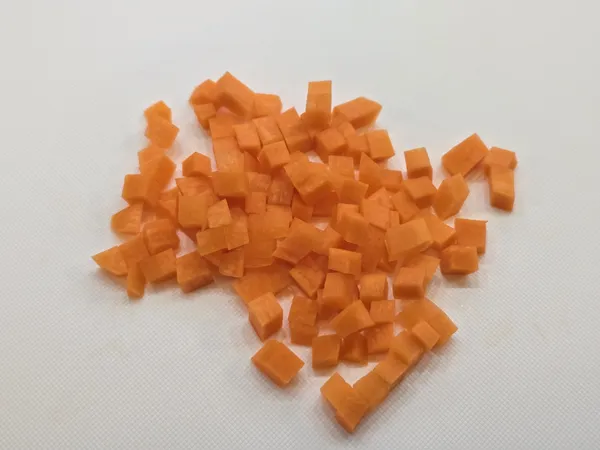 紅籮蔔切成小丁狀。紅籮蔔只是點綴而已，比較不喜歡吃紅蘿蔔的孩子也能吃這道馬鈴薯沙拉。