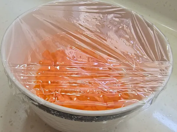 裝盤加適量的水用微波爐加熱。