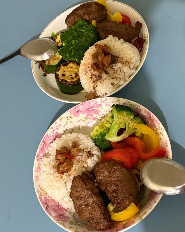 把所有煮好的材料擺盤，盛一碗白飯，然後淋上煎牛肉的醬汁（好吃），即可享用好吃的餐點