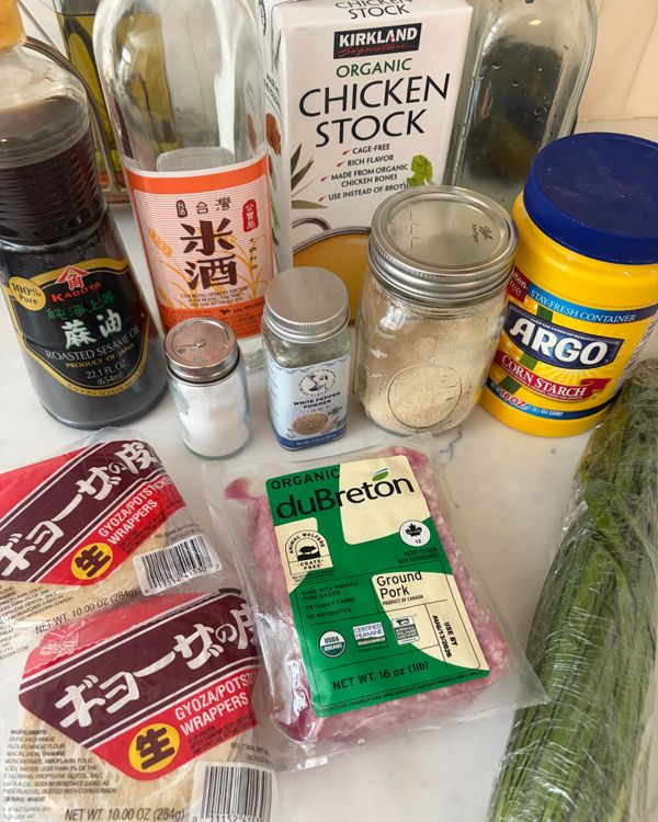備韭菜　
韭菜洗淨後確保擦乾或甩乾水分，切小段備用。