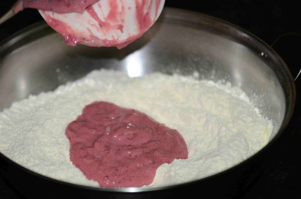 鬆餅粉與草莓優酪用木匙拌成團