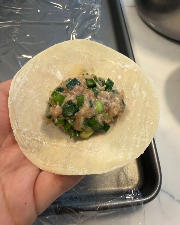 試味道　
先包一兩顆水餃下鍋煮熟嚐嚐，再視情況調整口味。建議不要太鹹，之後還會沾醬。