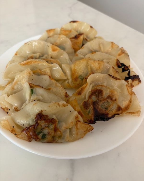 選擇性煎餃　
喜歡酥脆口感的，可以將煮好的水餃放入平底鍋煎至外皮金黃，風味又是另一種層次！