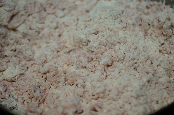 再麵糰中加入橄欖油,手上灑點分量外的麵粉,用手將麵糰揉勻