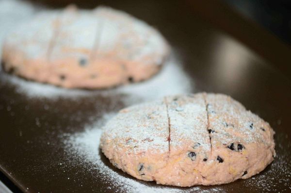 整成圓糰狀，表面灑上薄薄的鬆餅粉並畫2道淺刀痕，放到預熱至180度的烤箱中烤30分鐘