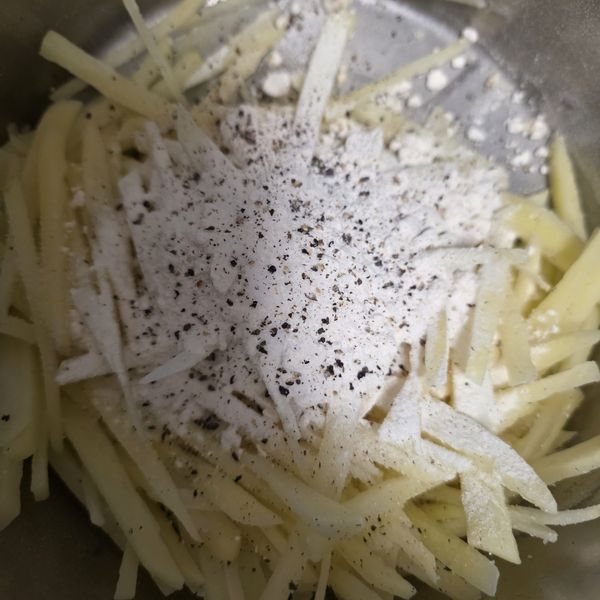 水倒掉，加麵粉