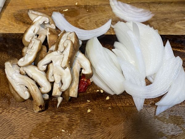 將洋蔥切絲、香菇切片。