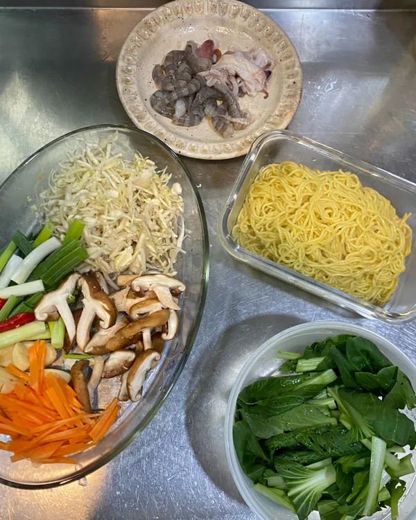 先將材料預備好，高麗菜切絲、香菇切片、蔥切段、紅蘿蔔切絲