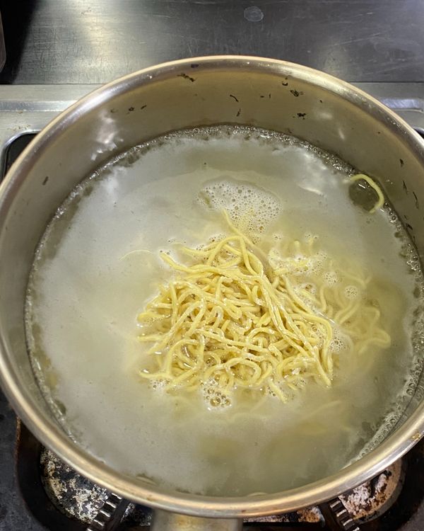 油麵用滾水煮3分鐘，同時開始炒配料