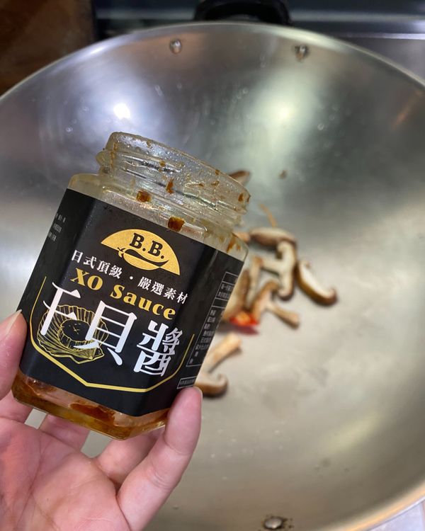 熱油鍋，將蒜頭、辣椒、干貝醬、香菇、蔥白一起爆香