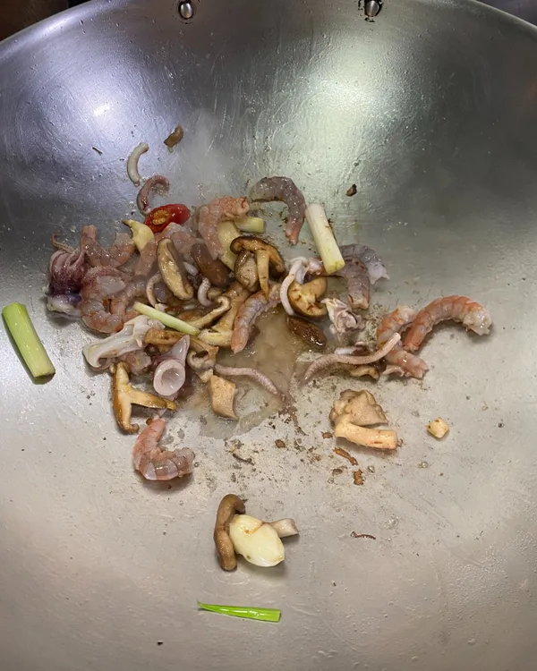 爆香後加入海鮮炒熟