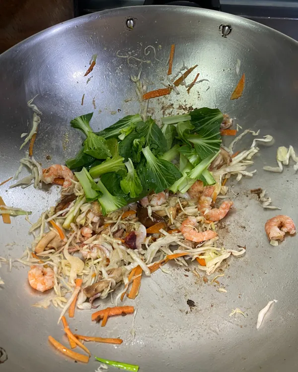 海鮮炒熟後，先加入紅蘿蔔拌炒一下，在加入其他蔬菜
