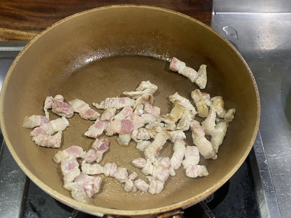 先五花肉切丁，直接放入熱鍋炒