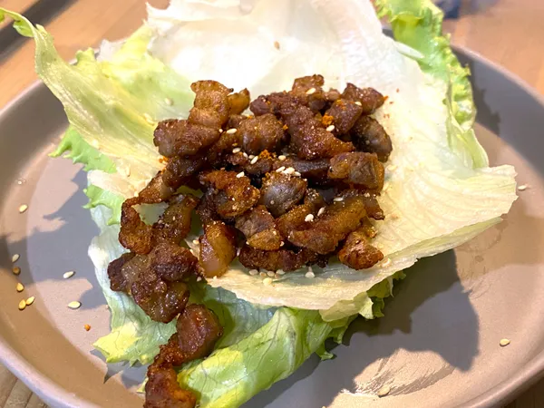 將美生菜洗乾淨並稍微擦拭乾，將肉酥放上，最後撒上白芝麻就完成了