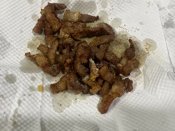 五花肉炒至酥脆後放在吸油紙上將多餘的油去除