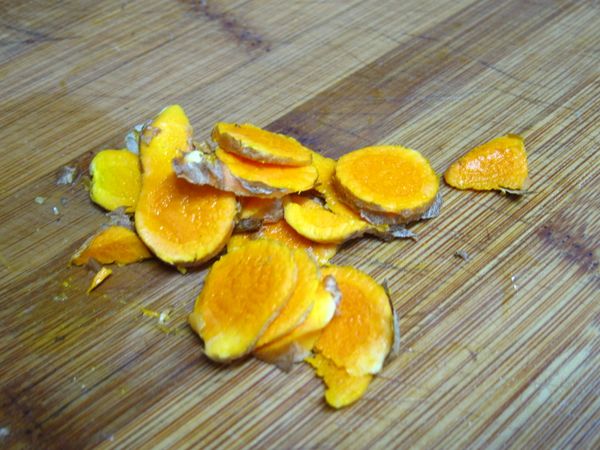 薑黃切片。
