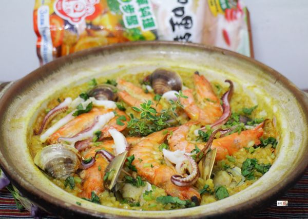 燜煮中請勿掀蓋；時間到，開蓋看看飯有沒有熟，湯有沒有收。如果沒有再燜煮一下下。
撒上香菜或香草。